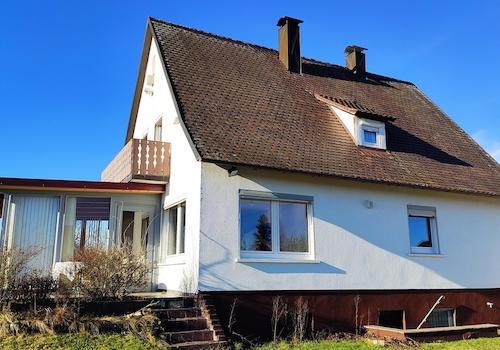 Blick auf Terasse und Balkon