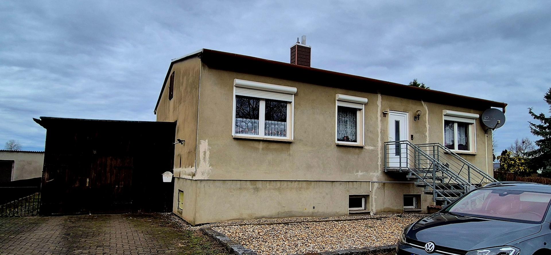Vorder- und Seitenansicht mit Garage