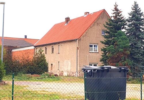 Wohngebäude und Lager 