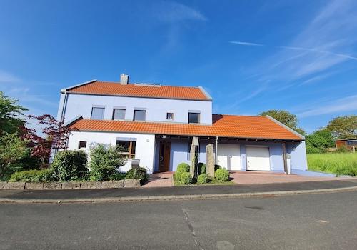 Außenansicht mit Eingang