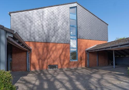 Seitenansicht mit Carport