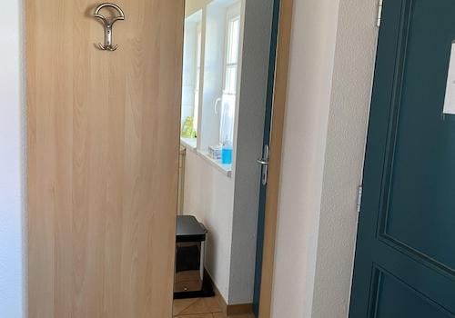 Eingangstür und Garderobe