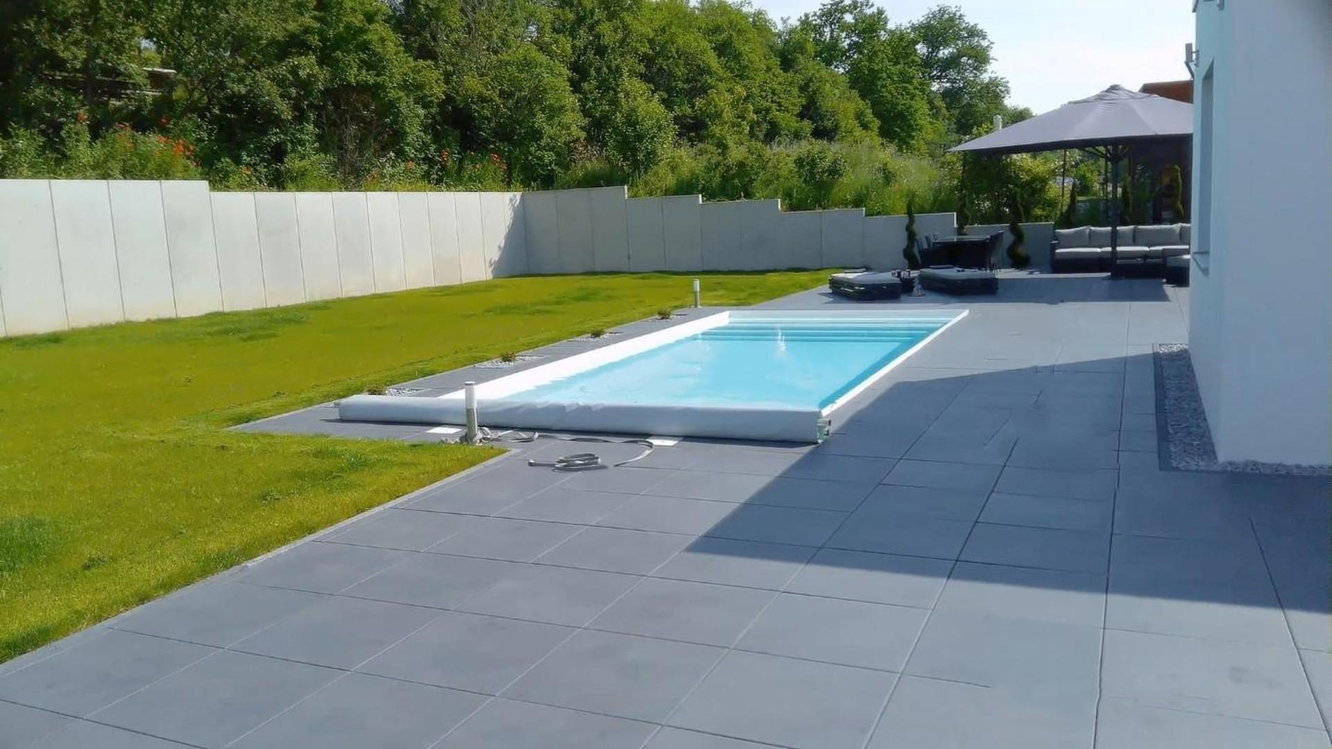 Garten mit beheiztem Pool