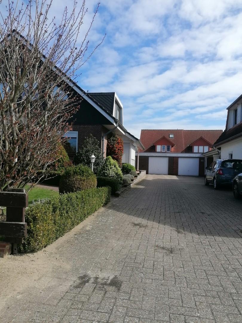 Hof mit Garage