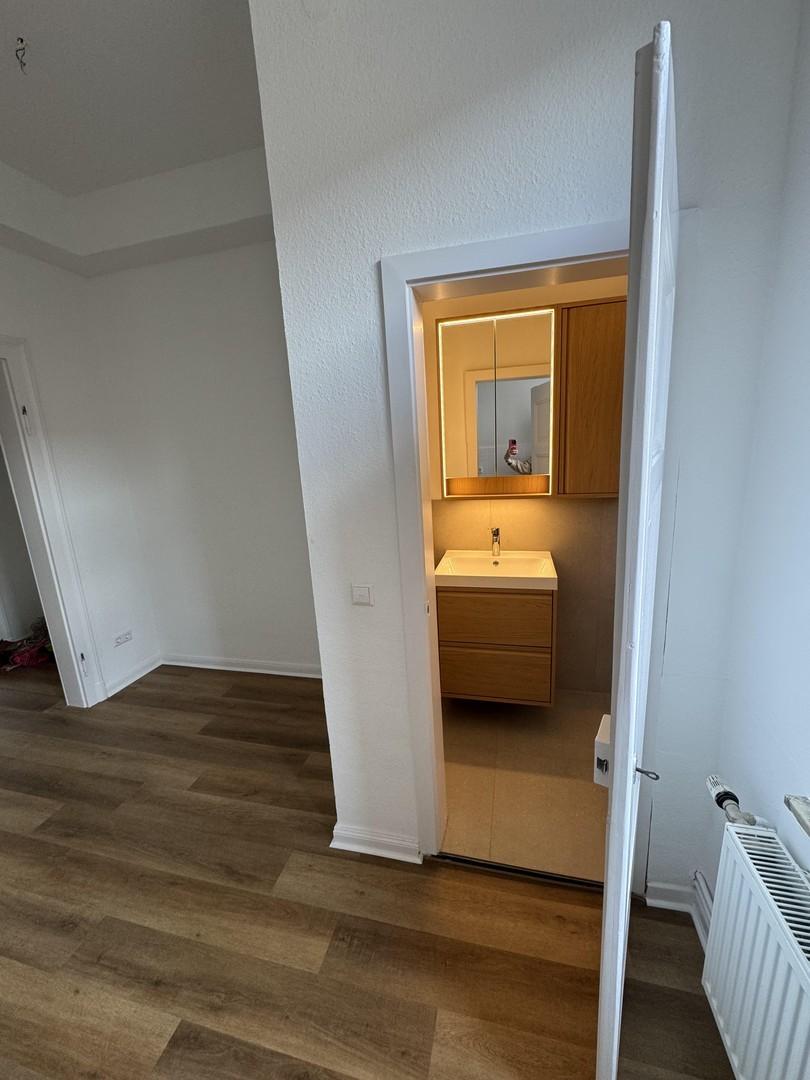 Blick von Küche ins Bad