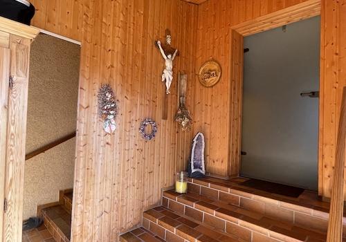 Vorhaus mit Treppe in das Wohnhaus