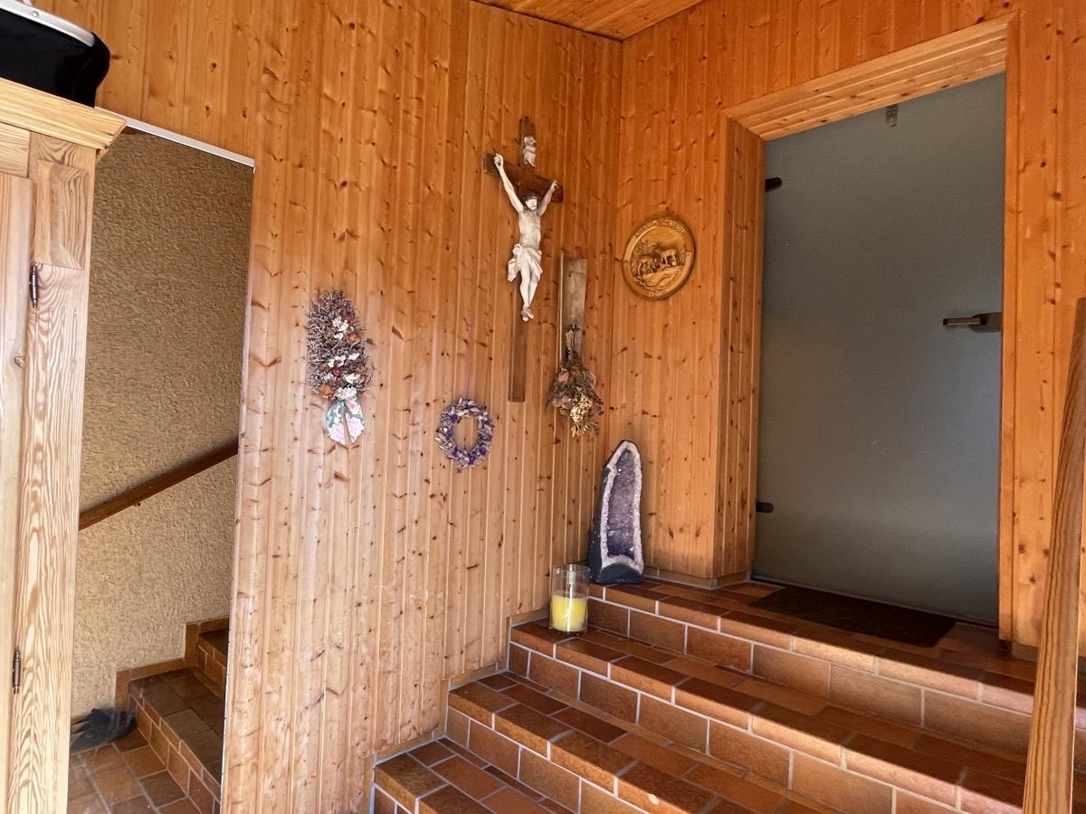 Vorhaus mit Treppe in das Wohnhaus