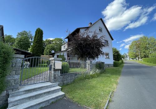 Blick von der Dorfstraße zum Objekt = sehr ruhige Lage mit wenig Verkehr