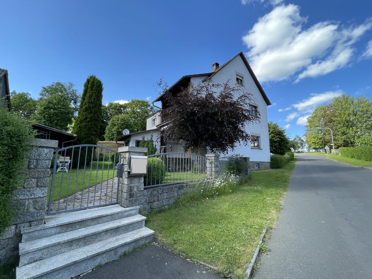 Blick von der Dorfstraße zum Objekt = sehr ruhige Lage mit wenig Verkehr