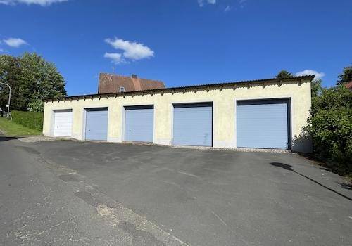 Garage (ganz links mit Rolltor)