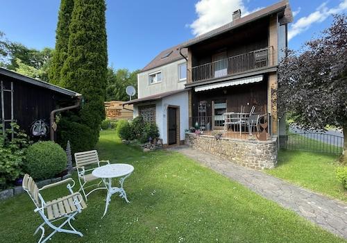 Blick zum Haus mit Balkon und Terasse