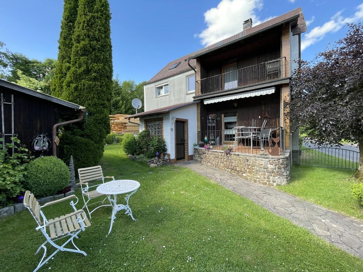 Blick zum Haus mit Balkon und Terasse
