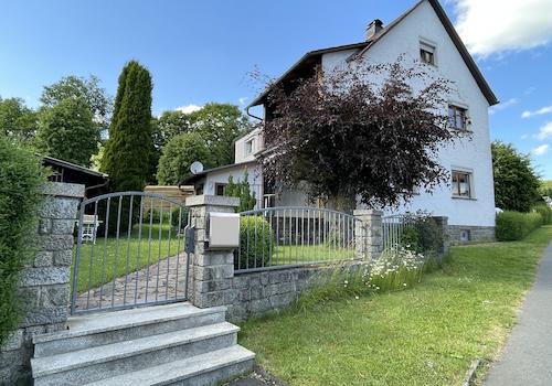 Blick zum Haus mit Eingang