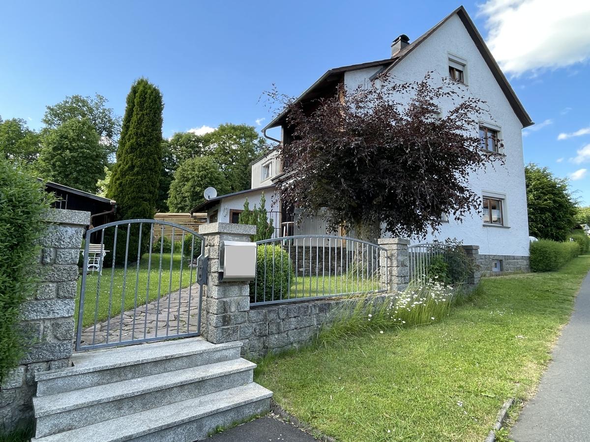 Blick zum Haus mit Eingang