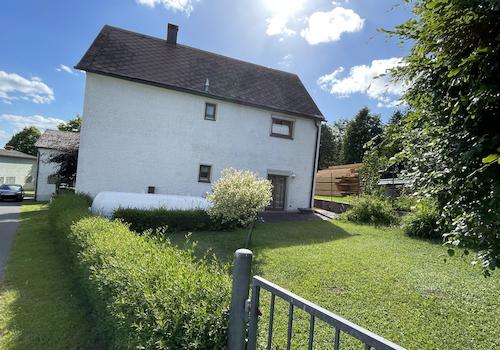 Rückansicht vor dem Gartenzaun