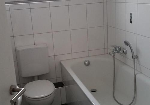 Tageslichtbad mit Wanne und Du