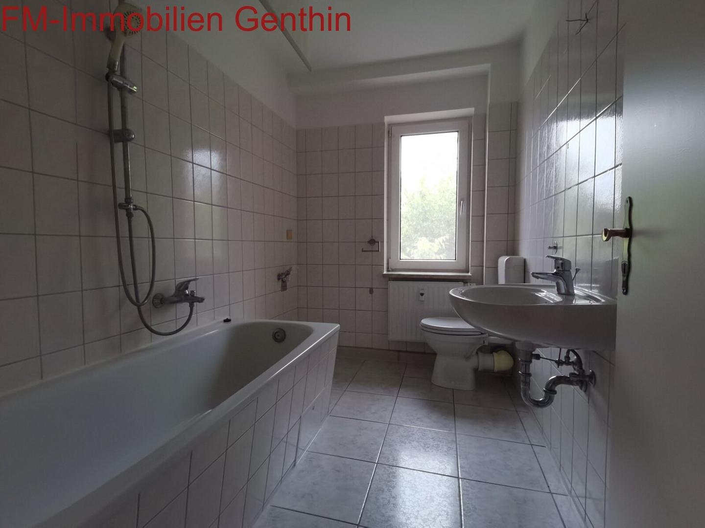 Bade mit Wanne und Fenster