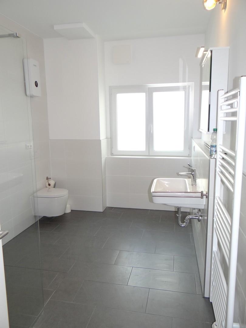 Bad/WC 1 (WC und Waschbecken)