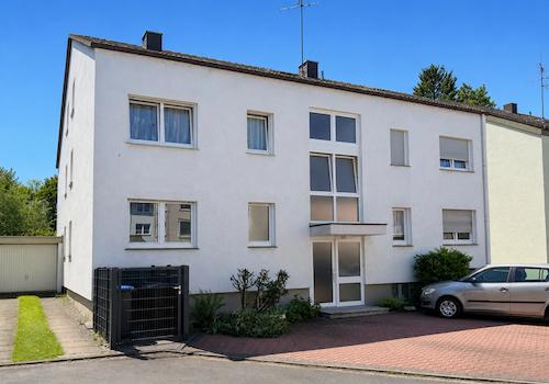 Vorderansicht mit Stellplatz