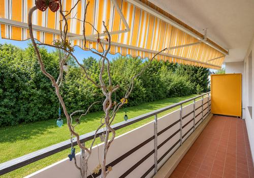 Herrlicher Sonnenbalkon mit Markise