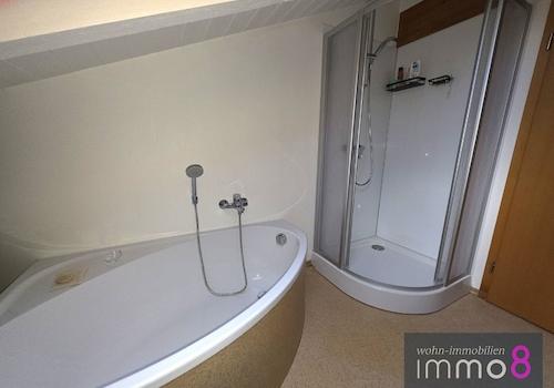 Bad mit Dusche und Wanne
