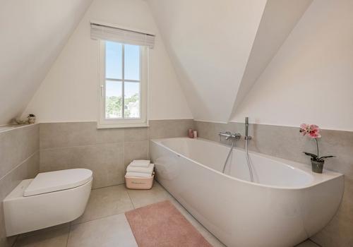 Badezimmer 2 mit hochwertigen Materialien ...