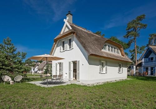 Ferienhaus mit stilechtem Reetdach, Bogengaube ...
