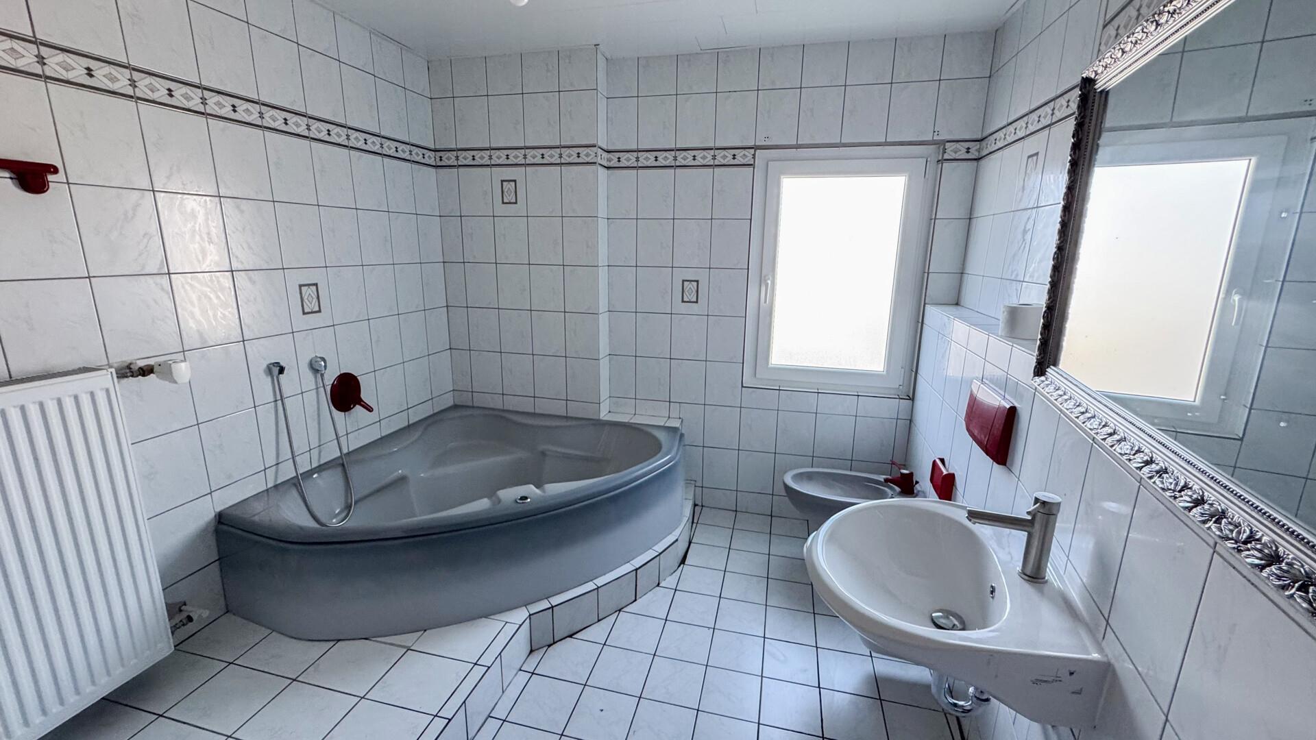 Tageslichtbad mit Wanne und Dusche OG Vorderhaus