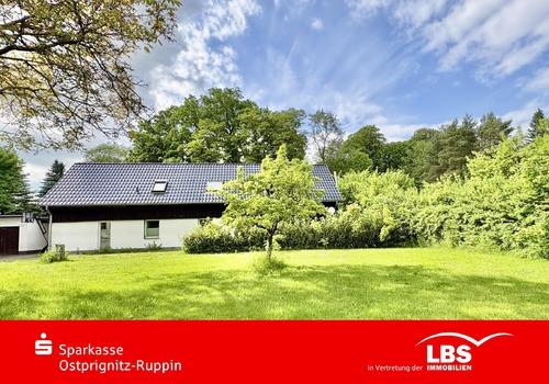 Blick von der Wiese zum Haus