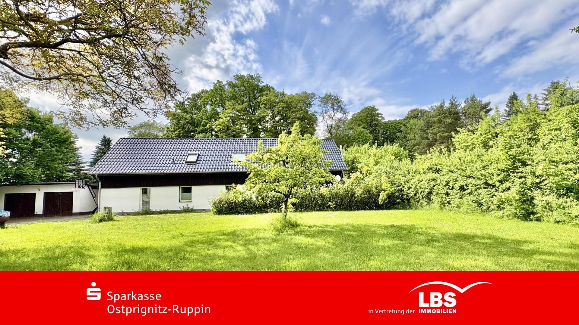 Blick von der Wiese zum Haus
