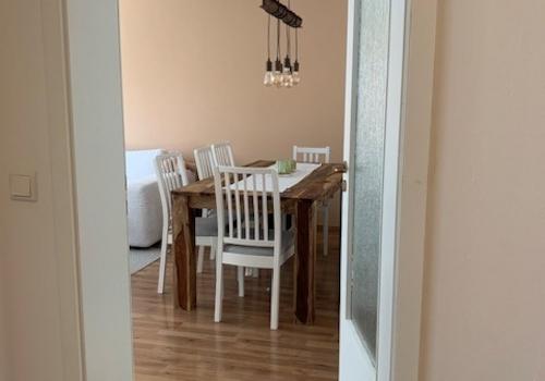 zum Wohn- / Esszimmer