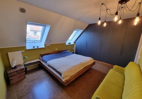 geräumiges Schlafzimmer DG