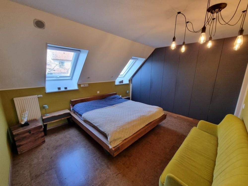 geräumiges Schlafzimmer DG