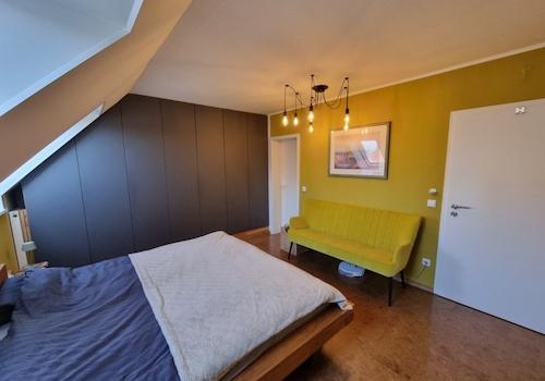 geräumiges Schlafzimmer DG