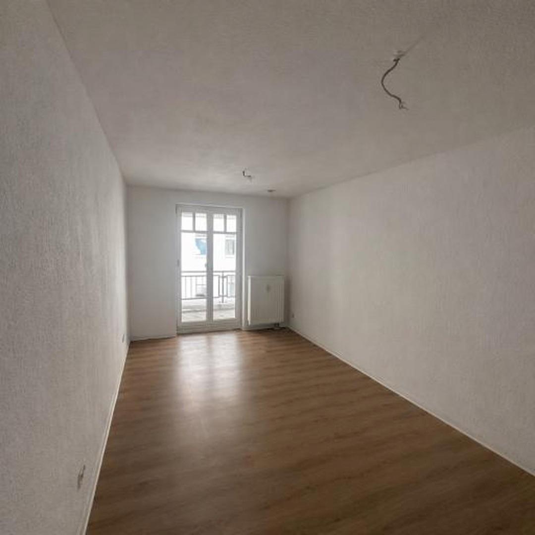 Wohnzimmer Blick zum Balkon