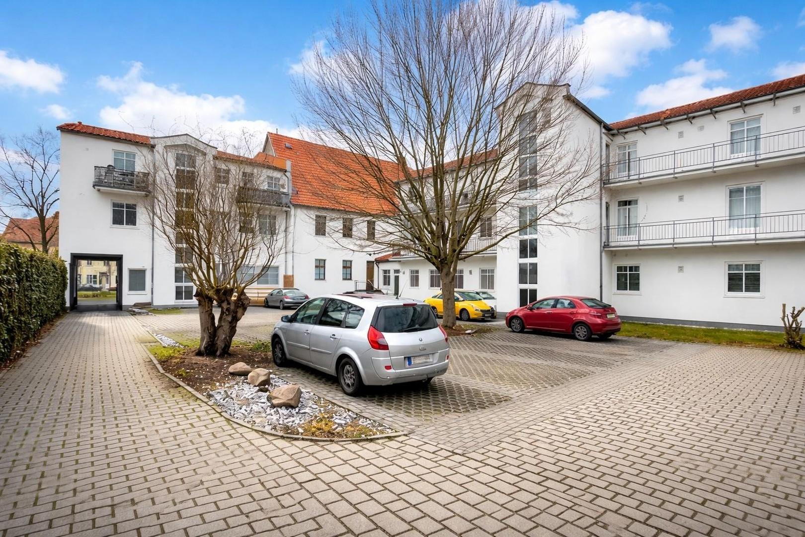 Hof mit Stellplätzen