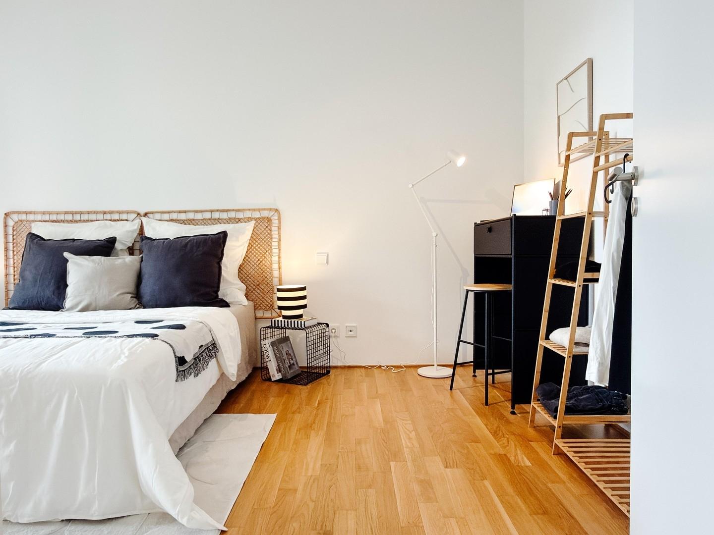 Schlafzimmer mit Arbeitsbereic