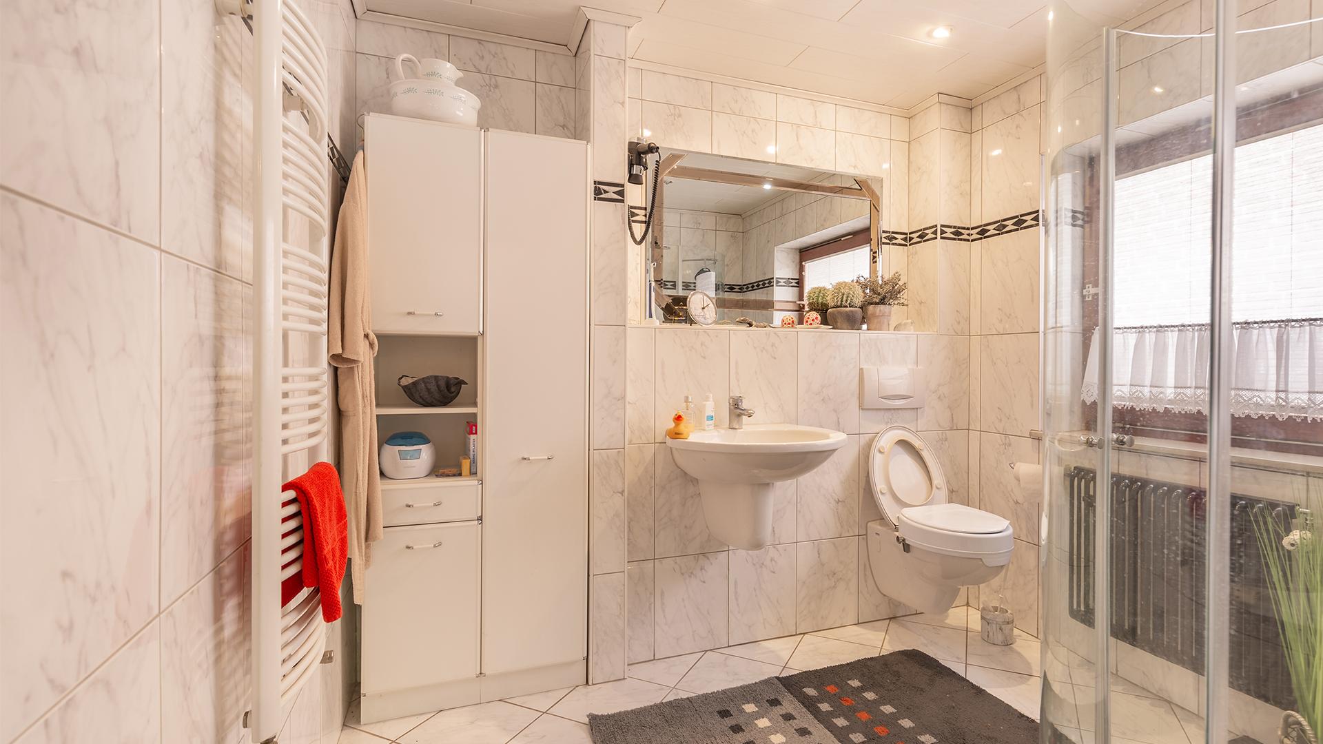 Badezimmer EG