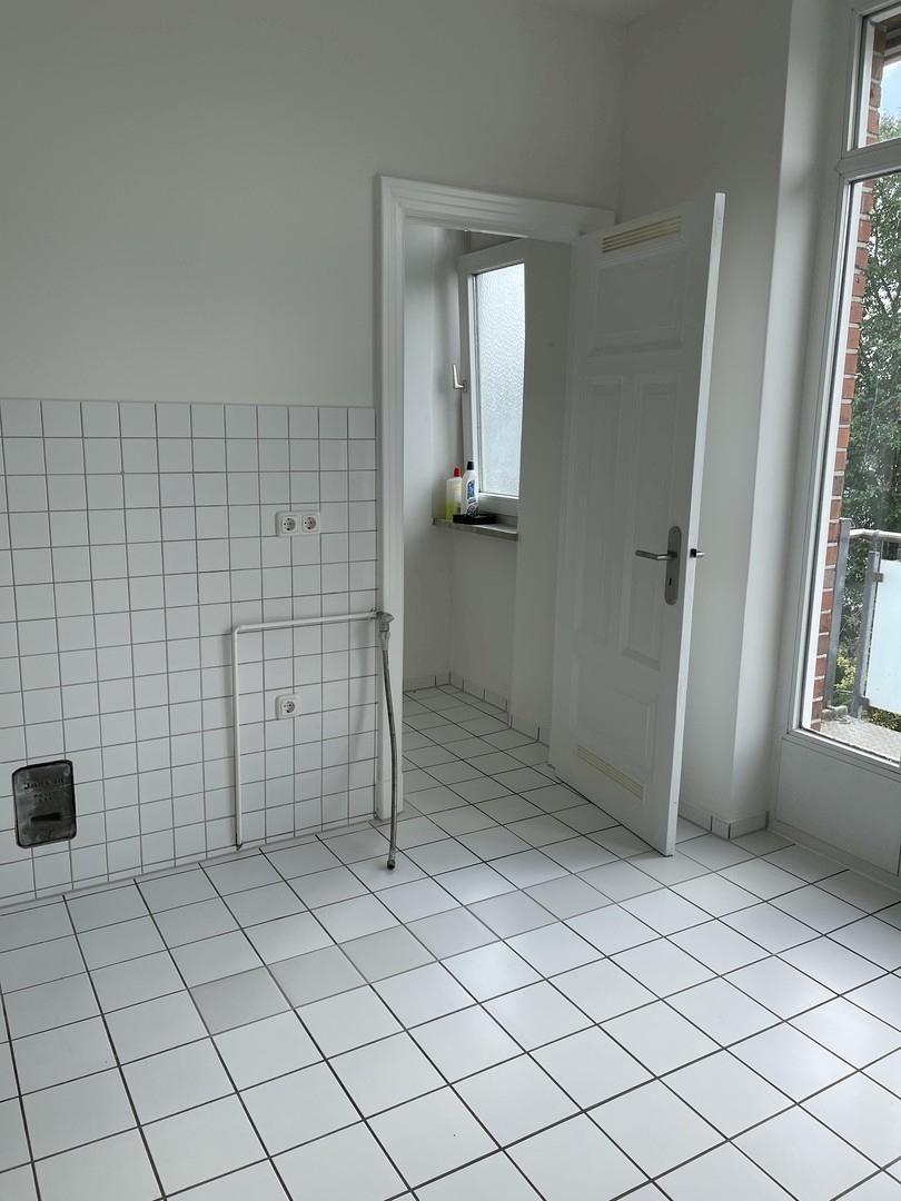 Küche mit Vorratskammer