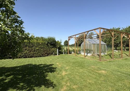 Garten mit Gewächshaus