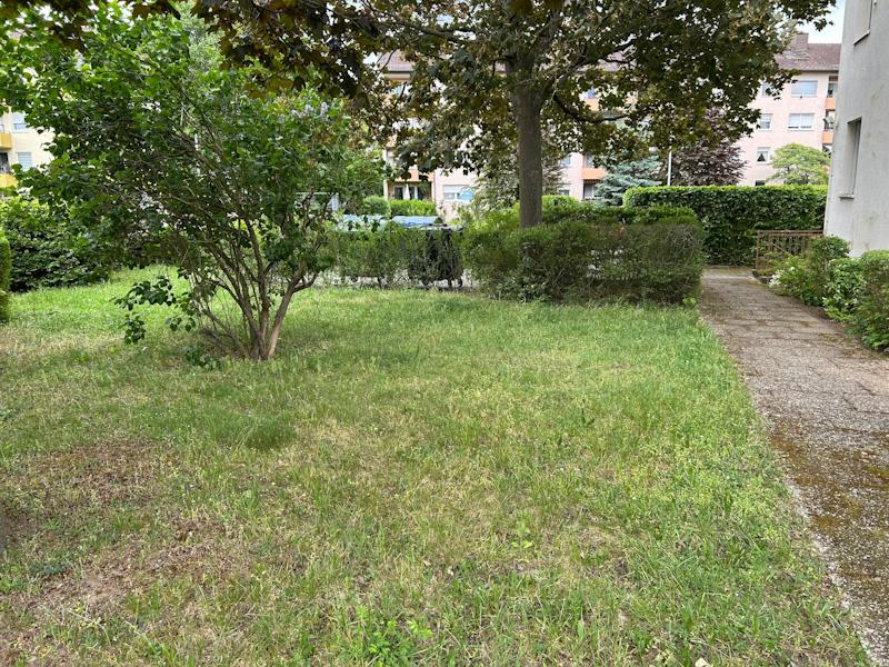 Gartenanlage mit Müllplatz