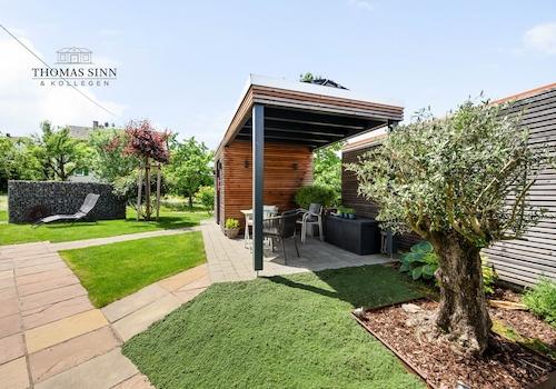 Garten mit Gerätehaus und Terrasse