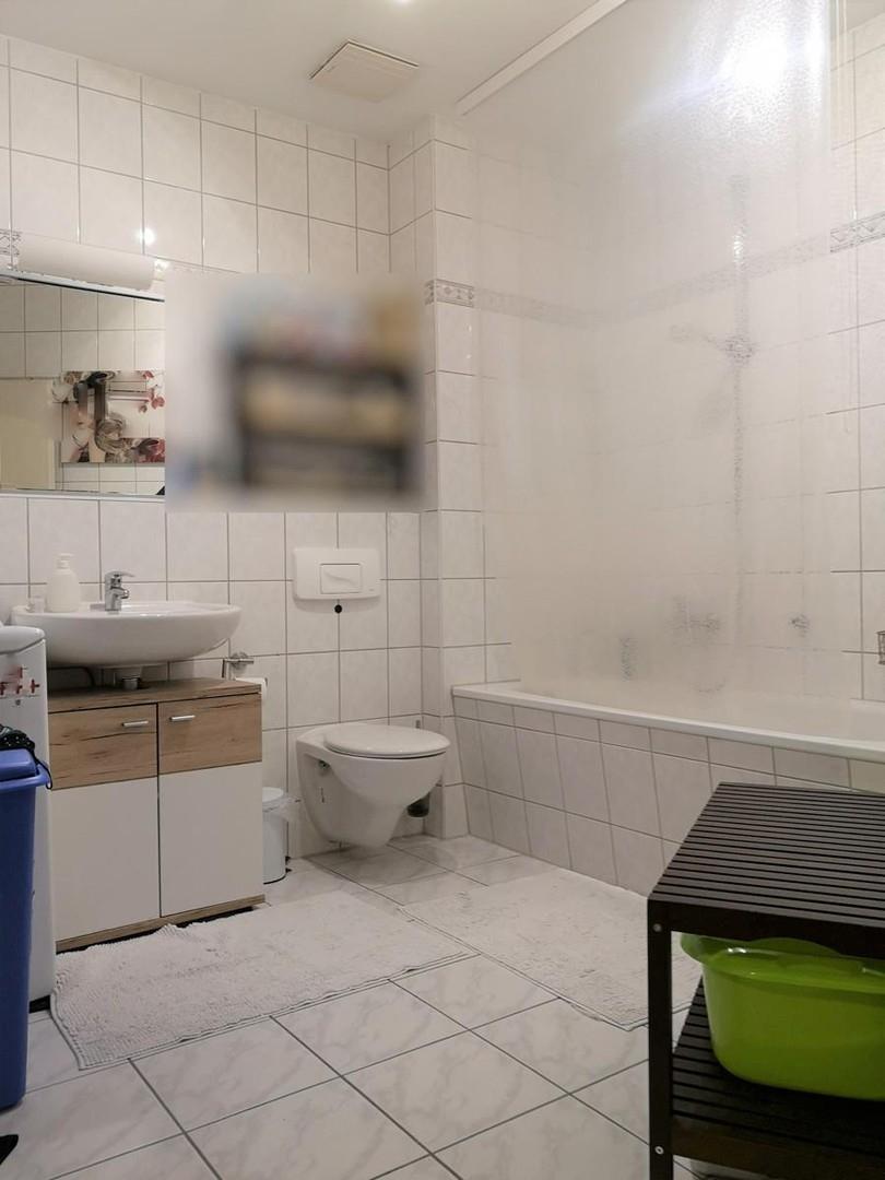 Badezimmer mit Duschwanne