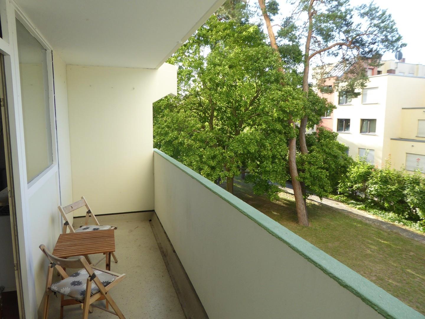 großer Balkon ins Grüne
