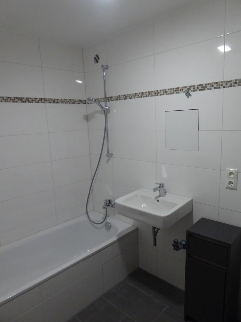 Waschbecken und Badewanne