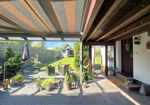 Blick aus dem Wintergarten in den Garten 