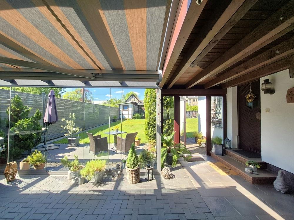 Blick aus dem Wintergarten in den Garten 