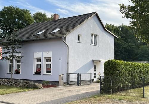 Hausansicht von der Straße aus