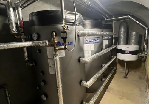 mit 2400 l Pufferspeicher und Wärmepumpe