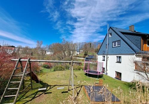 Garten mit Spielplatz